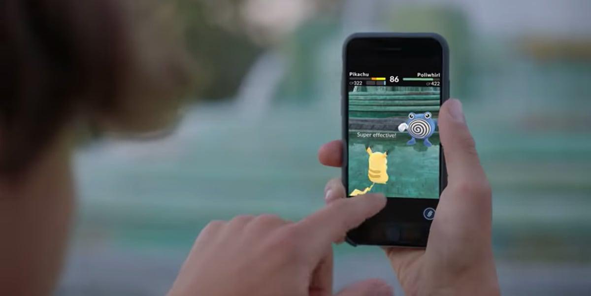 【写真】YouTube「UK: Pokémon GO - Get Up and Go!」のスクリーンショット。実際に現実にいる場所と画面内のポケモンがいる仮想世界がリンクしている。