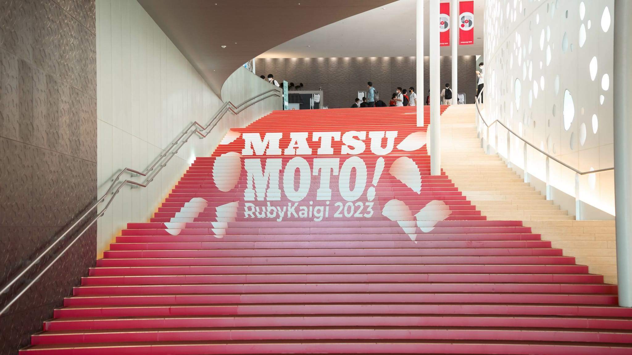 RubyKaigi 2023の会場の階段にロゴが装飾されている写真