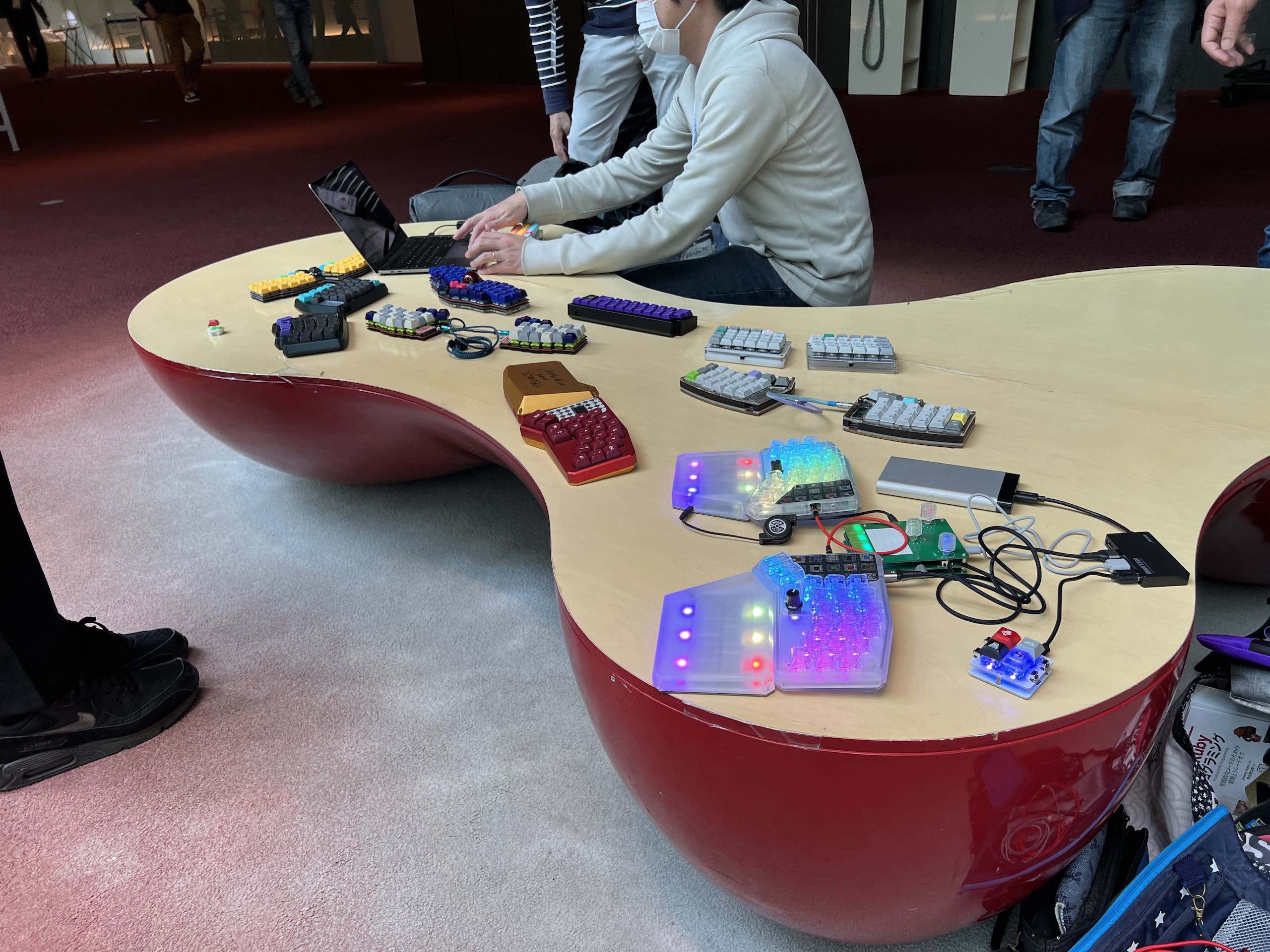 RubyKaigiの会場の廊下に並べられたキーボード