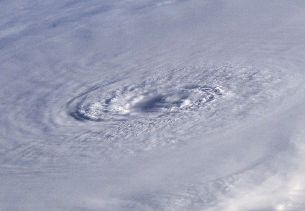 使えないデータの例の台風の画像