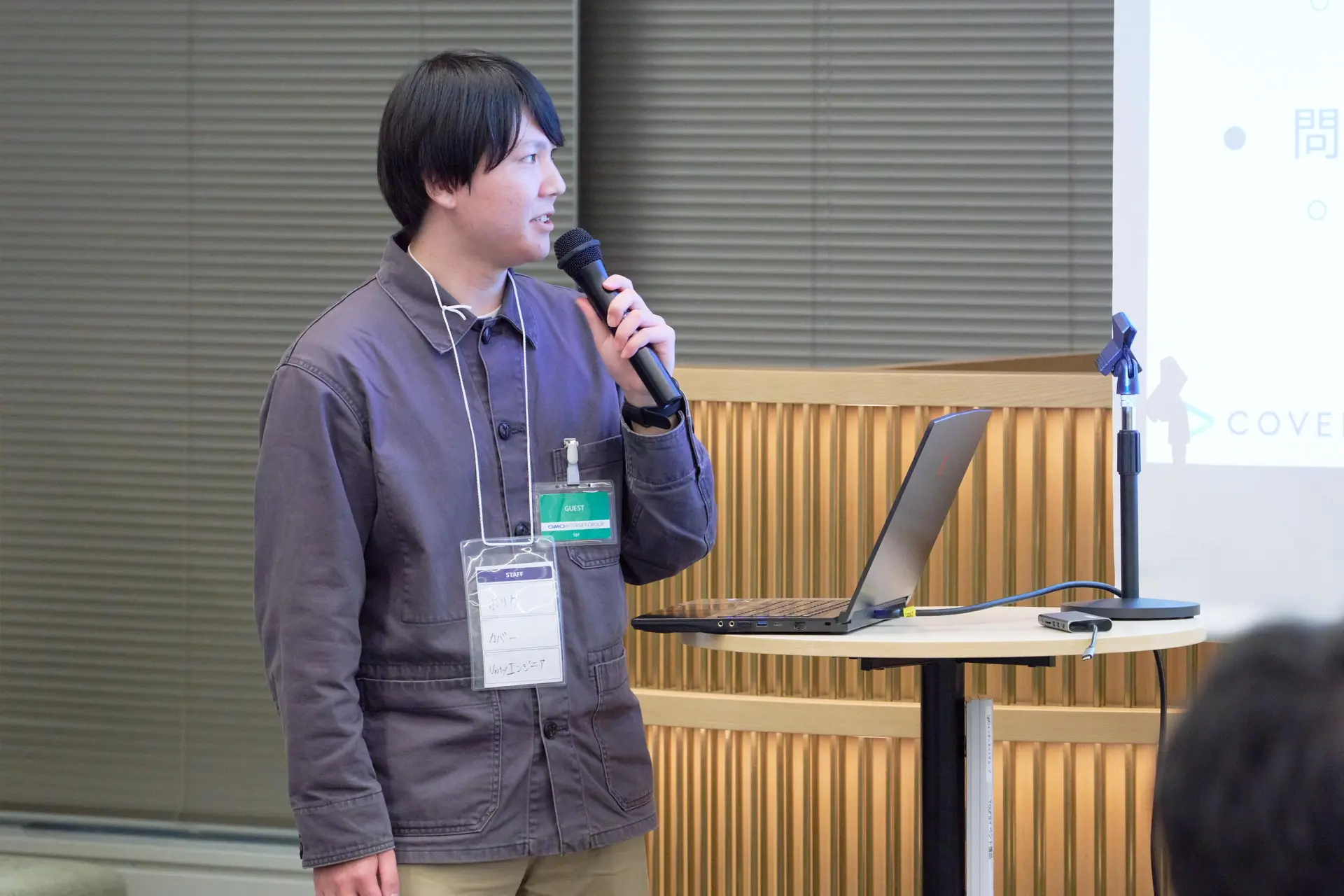 カバー株式会社 堀家氏による「スタジオ3D配信用、デザイナー向けギミック実装ツールの紹介」の発表風景