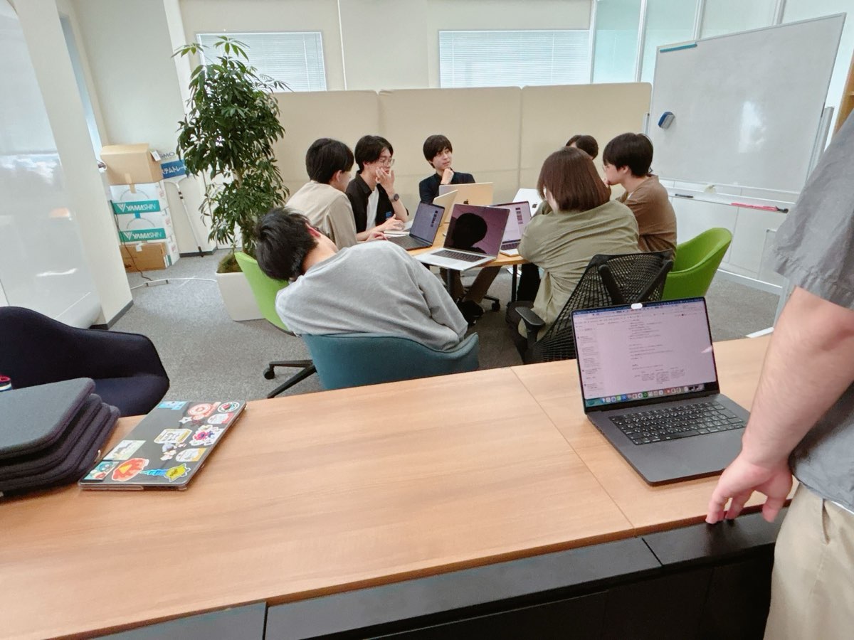 受講者たちが集まって見積もり会を行っている様子
